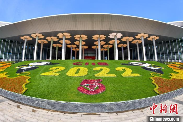 第五屆進(jìn)博會(huì)場(chǎng)館景觀裝飾全面定妝?！￡悏?mèng)澤 攝