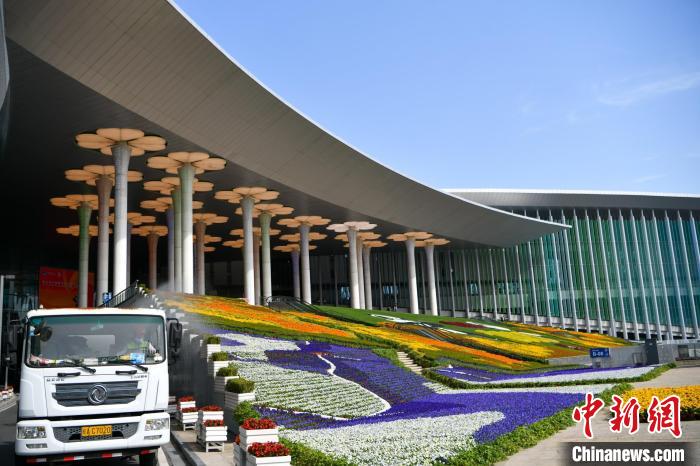 第五屆進(jìn)博會(huì)場(chǎng)館景觀裝飾全面定妝?！￡悏?mèng)澤 攝