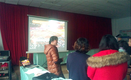 服裝加工車間內(nèi)刮起一股彩排風(fēng)