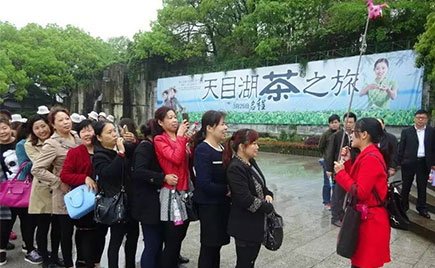 童裝貼牌加工廠家劉潭服裝先進(jìn)標(biāo)兵暢游天目湖