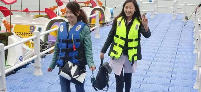 劉潭服裝先進(jìn)標(biāo)兵在天目湖游玩