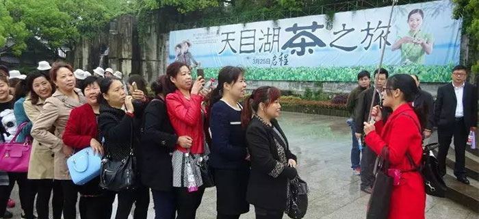 劉潭服裝先進(jìn)標(biāo)兵有序進(jìn)入天目湖