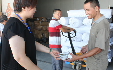 劉潭服裝：夏日送清涼  關(guān)愛(ài)裝貨員工