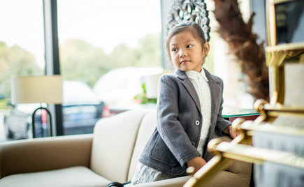 劉潭服裝：講究的服裝顏色搭配如隨時(shí)上演的袖珍戲?。ǘ? title=