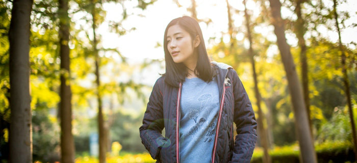 休閑服加工：夾克搭配出行恰似秋冬一股暖流