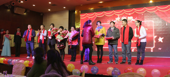 劉潭服裝：評(píng)比先進(jìn)個(gè)人 弘揚(yáng)先進(jìn) 貫徹以人為本的理念