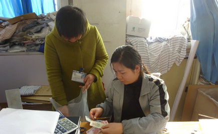 劉潭服裝工會為返鄉(xiāng)員工代購車票，讓員工過上放心年