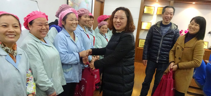 劉潭服裝:關(guān)注外來(lái)務(wù)工人員 彰顯企業(yè)人文關(guān)懷 劉潭服裝:關(guān)注外來(lái)務(wù)工人員 彰顯企業(yè)人文關(guān)懷