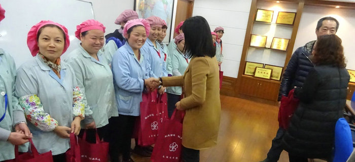 劉潭服裝:關(guān)注外來(lái)務(wù)工人員 彰顯企業(yè)人文關(guān)懷 劉潭服裝:關(guān)注外來(lái)務(wù)工人員 彰顯企業(yè)人文關(guān)懷