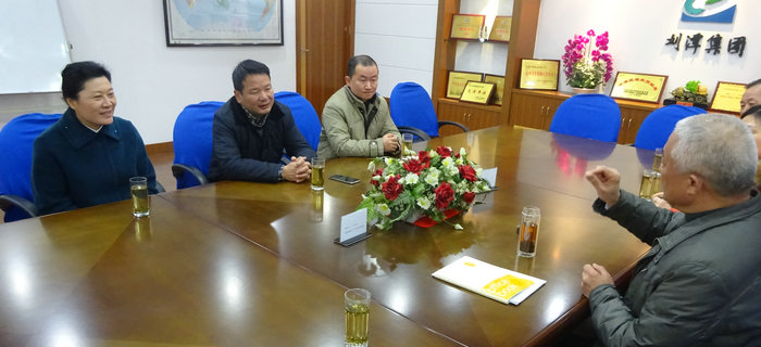 梁溪區(qū)副區(qū)長李濤一行調研劉潭服裝企業(yè)基層工作 梁溪區(qū)副區(qū)長李濤一行調研劉潭服裝企業(yè)基層工作