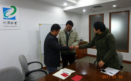 劉潭服裝舉辦“扶貧幫困送溫暖”活動(dòng)，慰問(wèn)企業(yè)困難職工