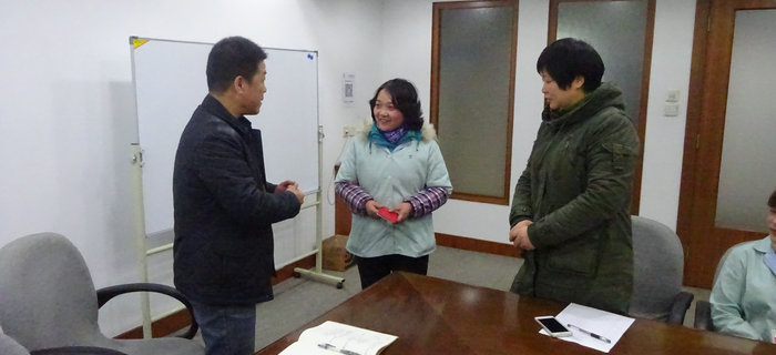 劉潭服裝舉辦&ldquo;扶貧幫困送溫暖&rdquo;活動(dòng)，慰問企業(yè)困難職工