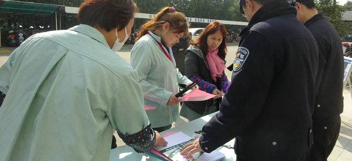 劉潭服裝安全和健康教育，解決因地鐵施工帶來的出行不便問題