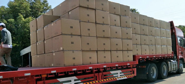 劉潭服裝又一大牌服裝產(chǎn)品出貨啦！