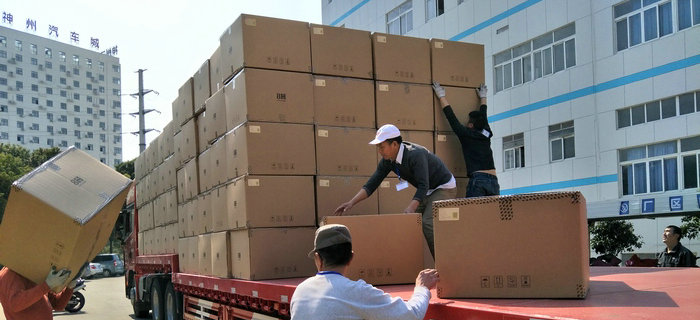 劉潭服裝又一大牌服裝產(chǎn)品出貨啦！