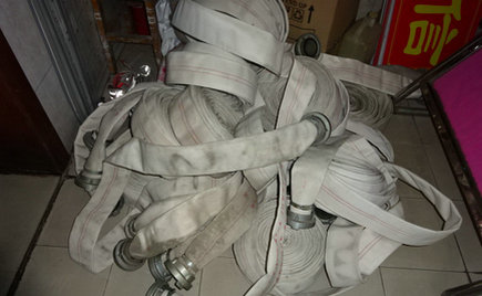 近日，劉潭服裝安全辦對生產(chǎn)區(qū)域消防設(shè)備進(jìn)行全面檢查更新