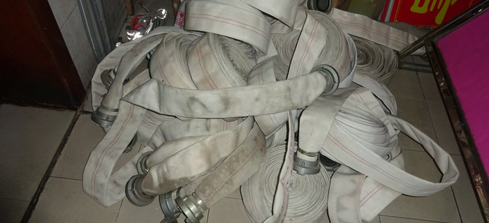 近日，劉潭服裝安全辦對生產(chǎn)區(qū)域消防設備進行全面檢查更新