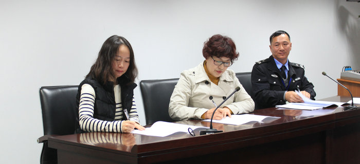 劉潭服裝召開第九屆五次職代會暨安全生產(chǎn)責任簽約會議