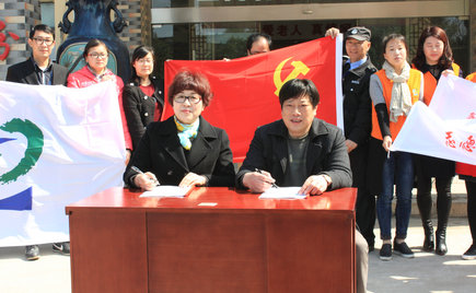 劉潭服裝在五河養(yǎng)老院舉辦深入開展學(xué)雷鋒活動啟動儀式