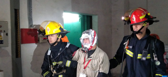 劉潭服裝：無(wú)錫北塘劉潭中隊(duì)和興源路中隊(duì)來(lái)我司消防演練