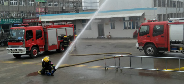 劉潭服裝：無(wú)錫北塘劉潭中隊(duì)和興源路中隊(duì)來(lái)我司消防演練