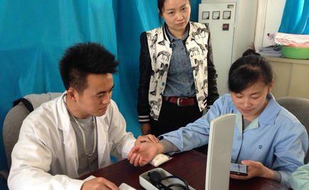 劉潭服裝團(tuán)總支部特邀中醫(yī)為全體員工進(jìn)行”治未病“義診