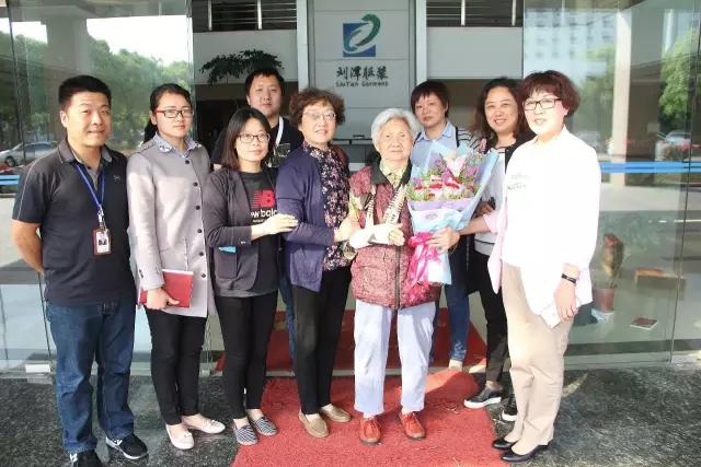 《無錫日報》頭條，百歲勞模走進劉潭服裝講堂詮釋工匠精神