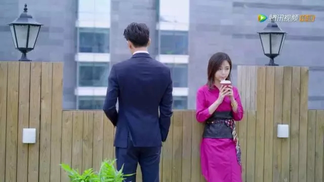 劉潭服裝：《狐貍的夏天》，帶你看譚松韻開掛的衣品