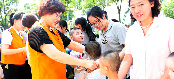 六一前夕，劉潭服裝志愿者走進(jìn)兒童福利院開展送愛心活動