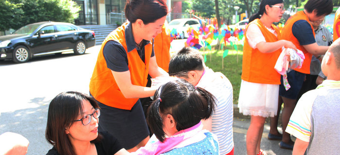 六一前夕，劉潭服裝志愿者走進(jìn)兒童福利院開展送愛心活動
