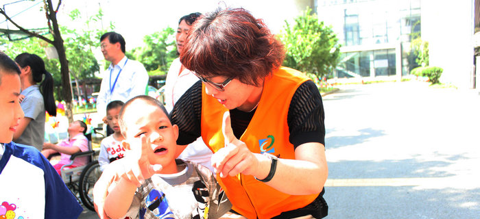 六一前夕，劉潭服裝志愿者走進(jìn)兒童福利院開展送愛心活動