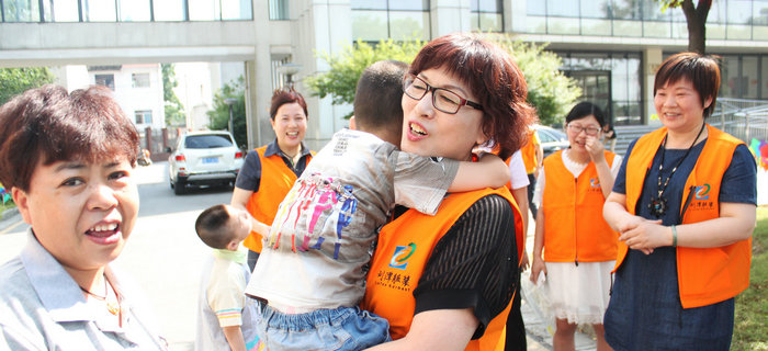 六一前夕，劉潭服裝志愿者走進(jìn)兒童福利院開展送愛心活動