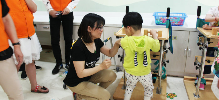 六一前夕，劉潭服裝志愿者走進(jìn)兒童福利院開展送愛心活動