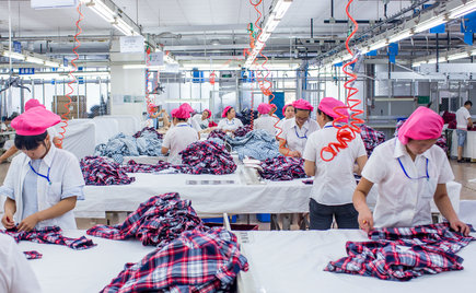 劉潭服裝車間小組現(xiàn)場動(dòng)態(tài)整改，提高服裝成品合格率