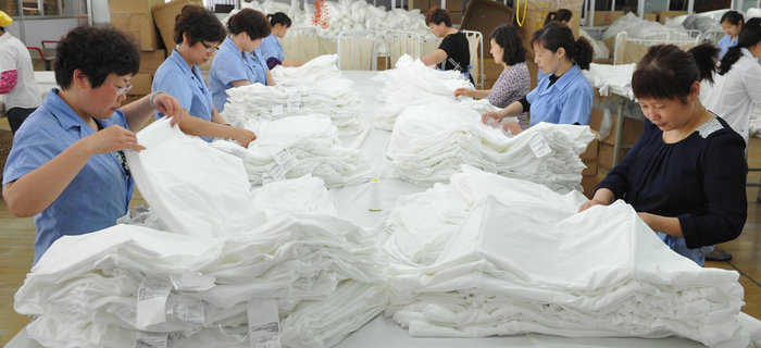 劉潭服裝車間小組現(xiàn)場動(dòng)態(tài)整改，提高服裝成品合格率