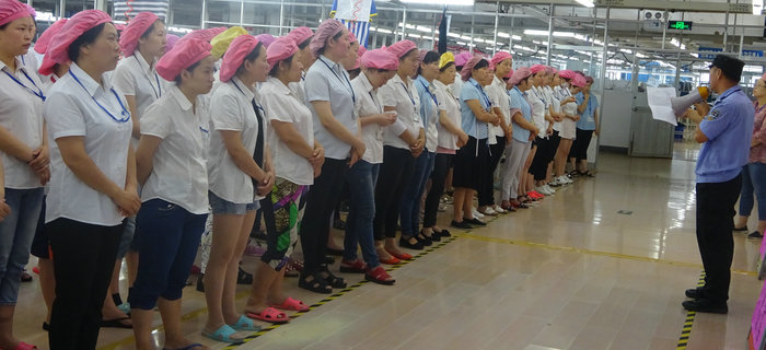 劉潭服裝召開安全生產(chǎn)月之走進(jìn)車間主題宣傳會(huì)議