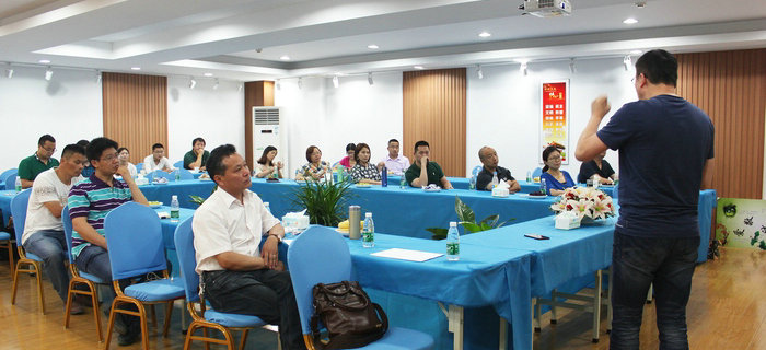 劉潭服裝聯(lián)合專家舉辦中小微企業(yè)低成本打造細(xì)分品牌的講座