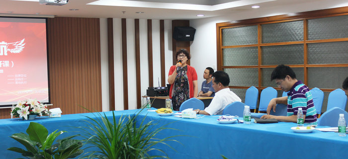 劉潭服裝聯(lián)合專家舉辦中小微企業(yè)低成本打造細(xì)分品牌的講座