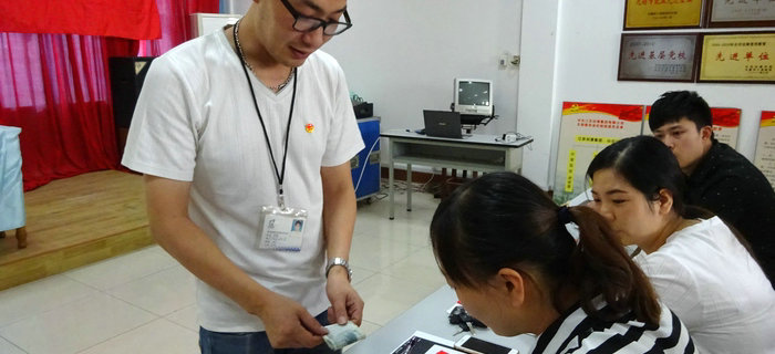 劉潭服裝團(tuán)支部召開第三季度團(tuán)員大會