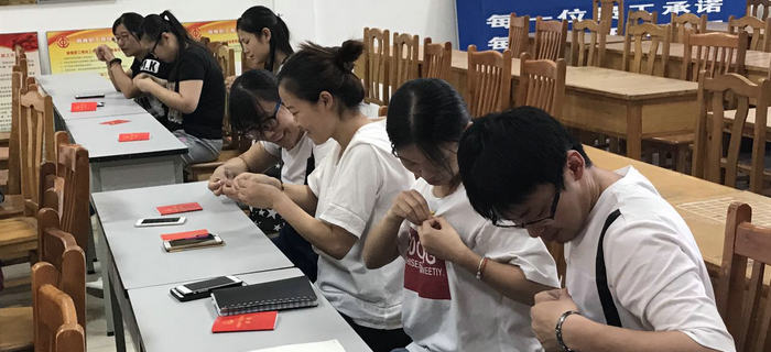 劉潭服裝團(tuán)支部召開第三季度團(tuán)員大會