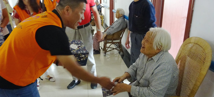 劉潭服裝志愿者團隊聯(lián)袂前往五河養(yǎng)老院展開慰問活動