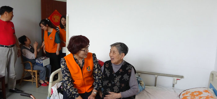 劉潭服裝志愿者團隊聯(lián)袂前往五河養(yǎng)老院展開慰問活動
