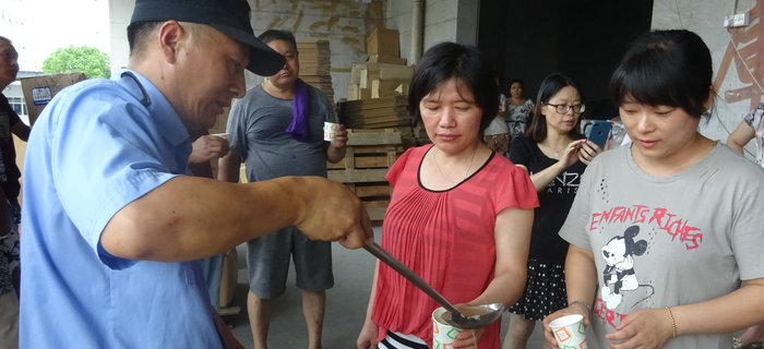 劉潭服裝工會(huì)舉辦夏日送清涼活動(dòng)