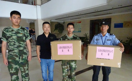 劉潭服裝和劉潭消防中隊結(jié)對負責(zé)人舉辦了物資轉(zhuǎn)贈儀式