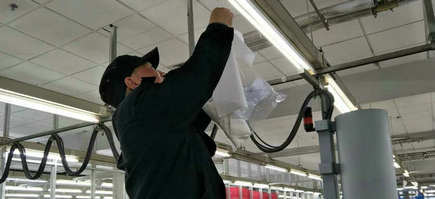 劉潭服裝加工車間用吊掛法來檢測甲醛濃度