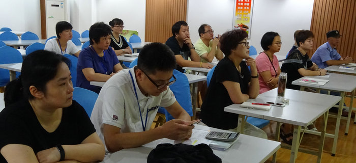 劉潭服裝召開砥礪奮進(jìn)，以優(yōu)異的成績(jī)向十九大獻(xiàn)禮黨員大會(huì)