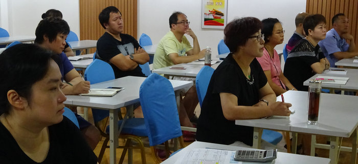 劉潭服裝召開砥礪奮進(jìn)，以優(yōu)異的成績(jī)向十九大獻(xiàn)禮黨員大會(huì)