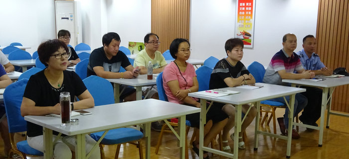 劉潭服裝召開砥礪奮進(jìn)，以優(yōu)異的成績(jī)向十九大獻(xiàn)禮黨員大會(huì)