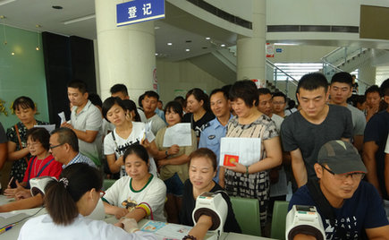 劉潭服裝組織員工義務(wù)獻血愛心公益活動