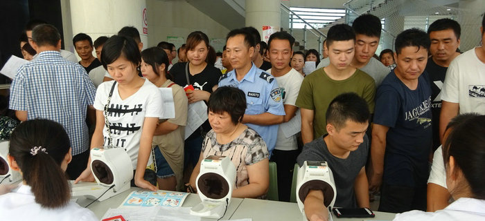 劉潭服裝組織員工義務(wù)獻血愛心公益活動